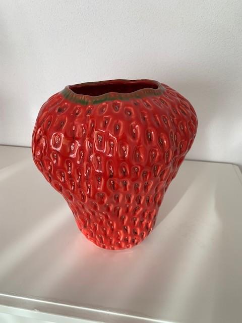 Unieke design aardbei vaas van Des Pots (MOR-V26) Rood., Aardewerk of Porselein, Ophalen of Verzenden, Zo goed als nieuw, Minder dan 50 cm