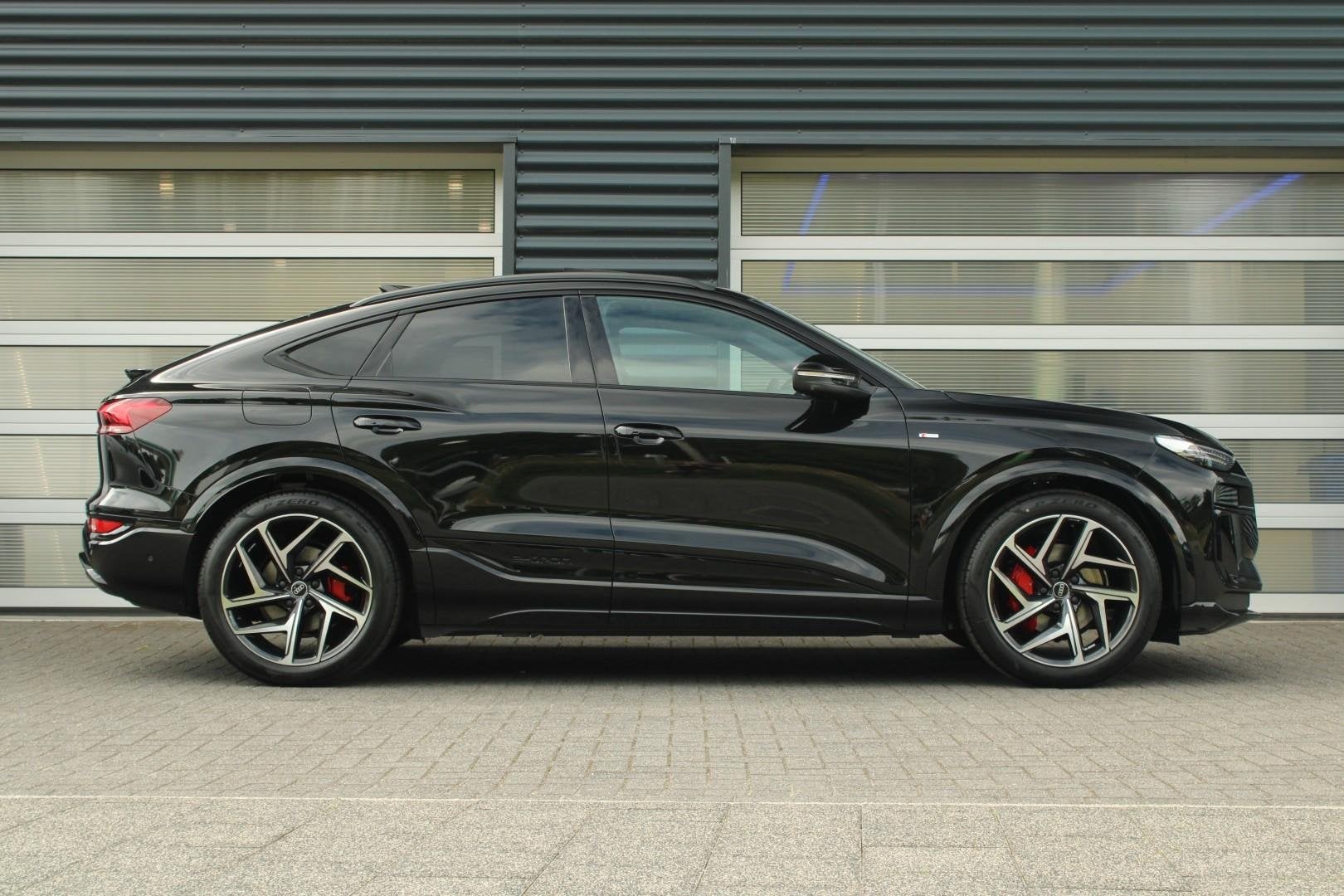 Audi Q6 Sportback e-tron 306pk S Edition Performance 100 kWh, Automaat, 12 maanden, Zwart, Leder