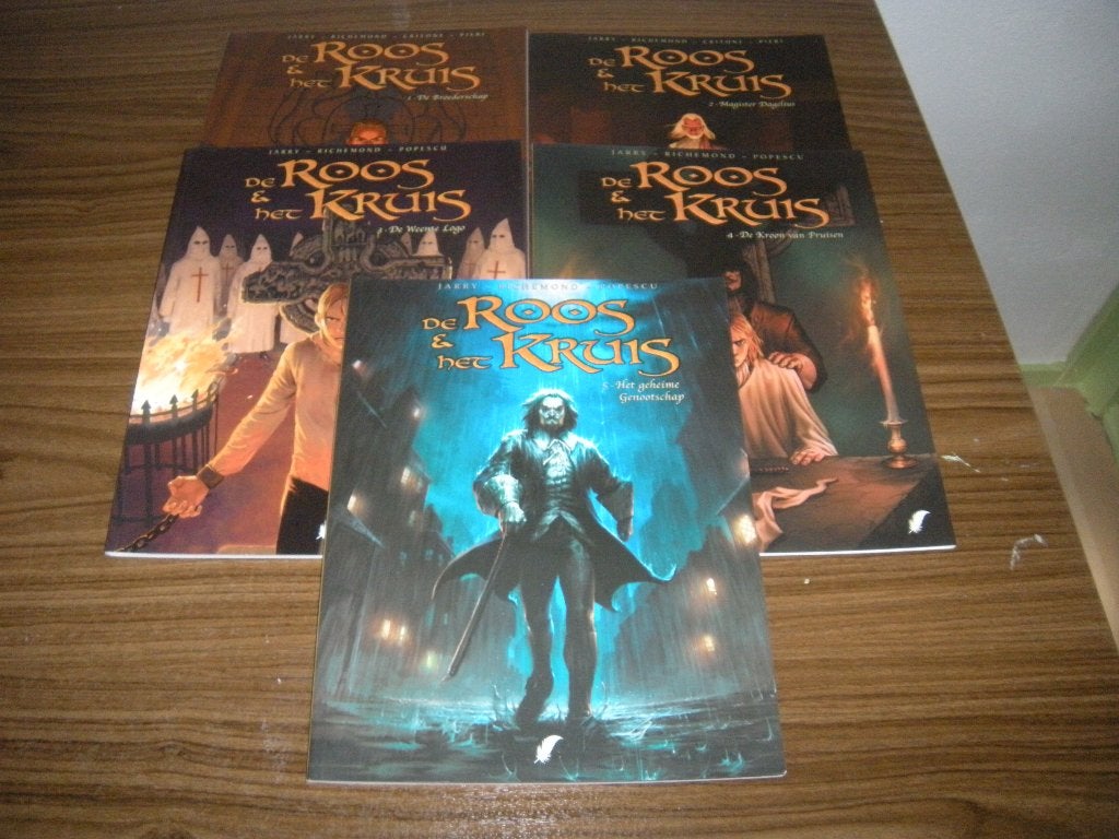 De Roos en het Kruis 5 delen SC, Boeken, Complete serie of reeks, Ophalen of Verzenden, Zo goed als nieuw