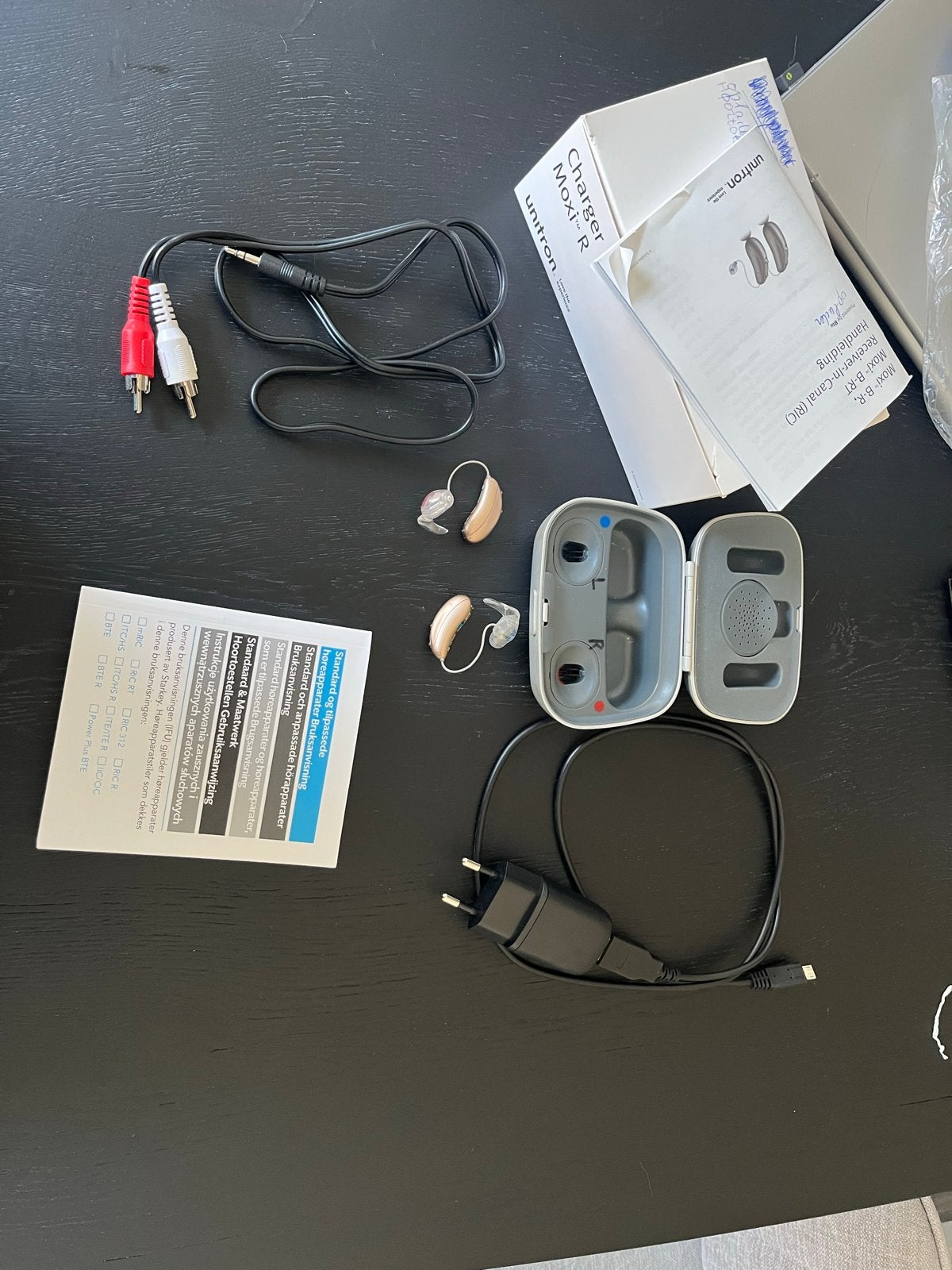Unitron Moxi B5-RT hoortoestellen met oplader, Ophalen of Verzenden, Gebruikt, Overige typen