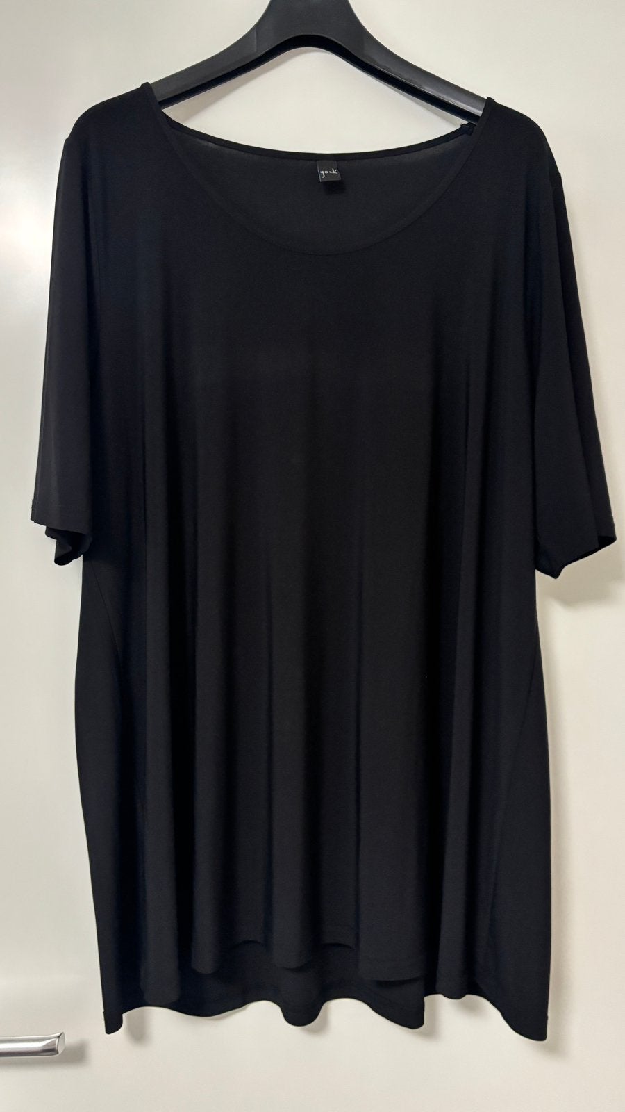 Yoek zwart t-shirt maat 50/52, Ophalen of Verzenden, Zo goed als nieuw, Zwart, Shirt of Top