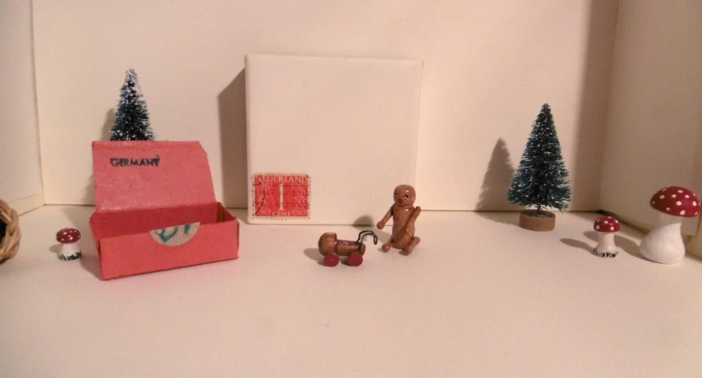 oud houten popje poppenwagen miniaturen in doosje poppenhuis, Verzamelen, Verzenden