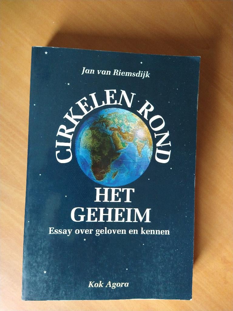 Riemsdijk, Jan van. Cirkelen rond het geheim, Ophalen of Verzenden, Zo goed als nieuw