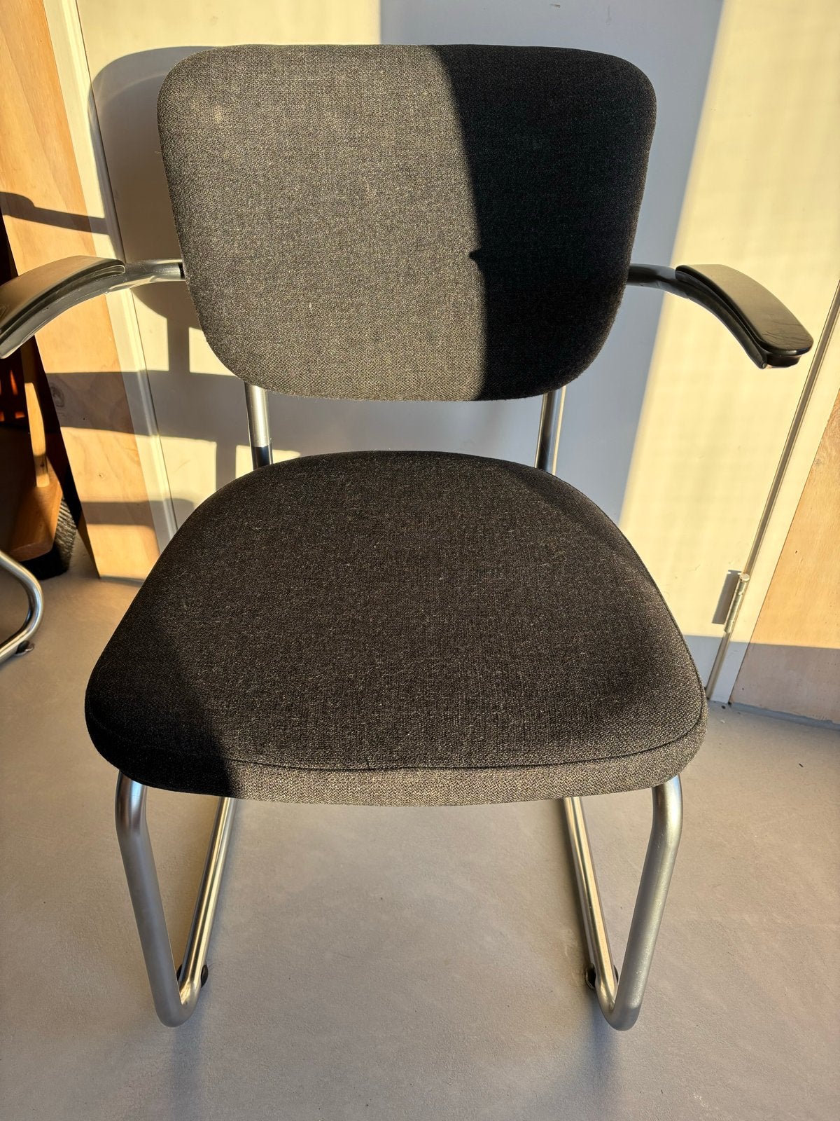6 Ahrend de Cirkel stoelen met bakelieten armleuningen, Ophalen, Gebruikt, Zwart, Vintage