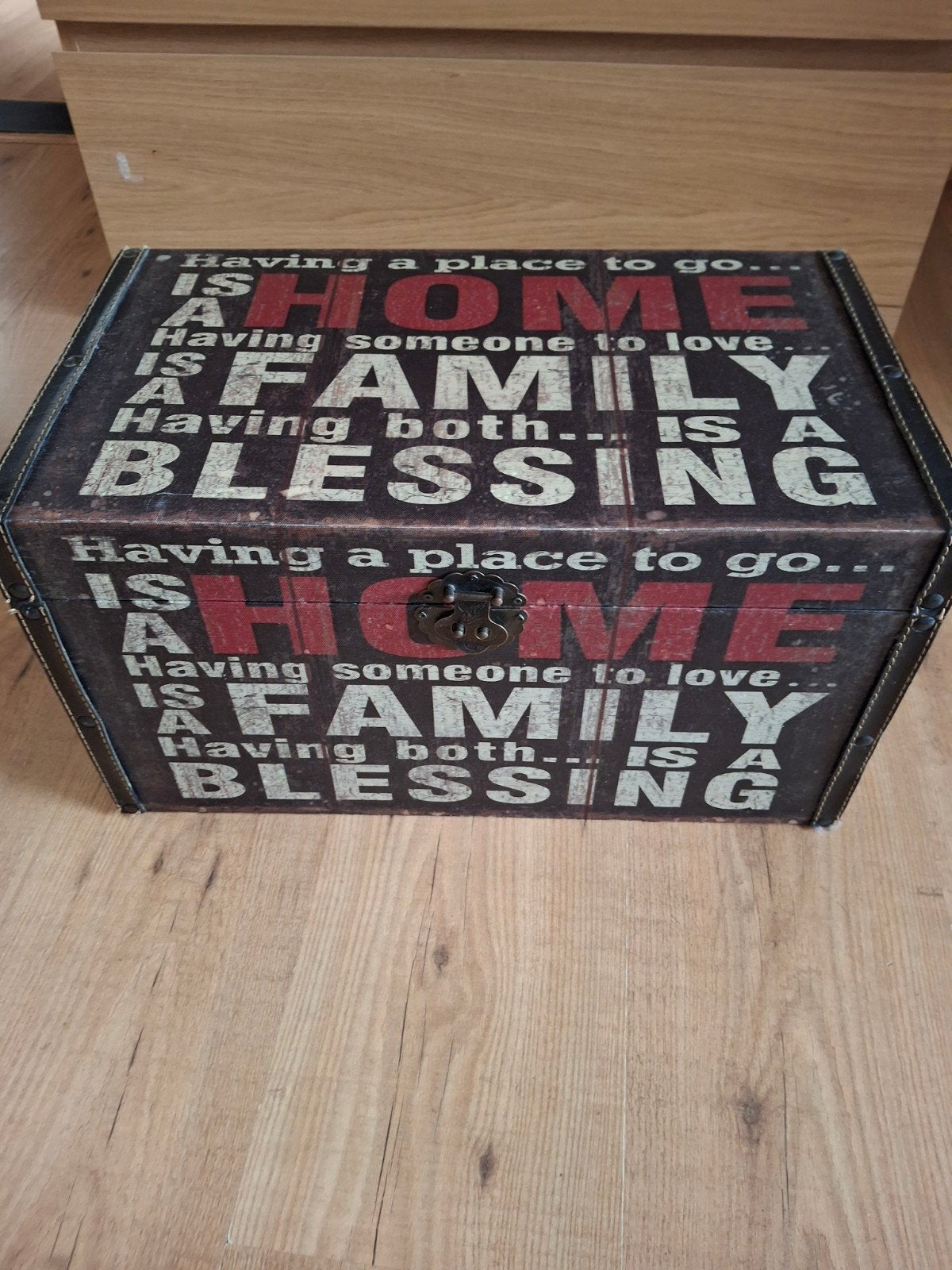 Decoratieve opbergkist met tekst - 47x27x26 cm, Ophalen, Minder dan 50 cm, Gebruikt, Minder dan 50 cm