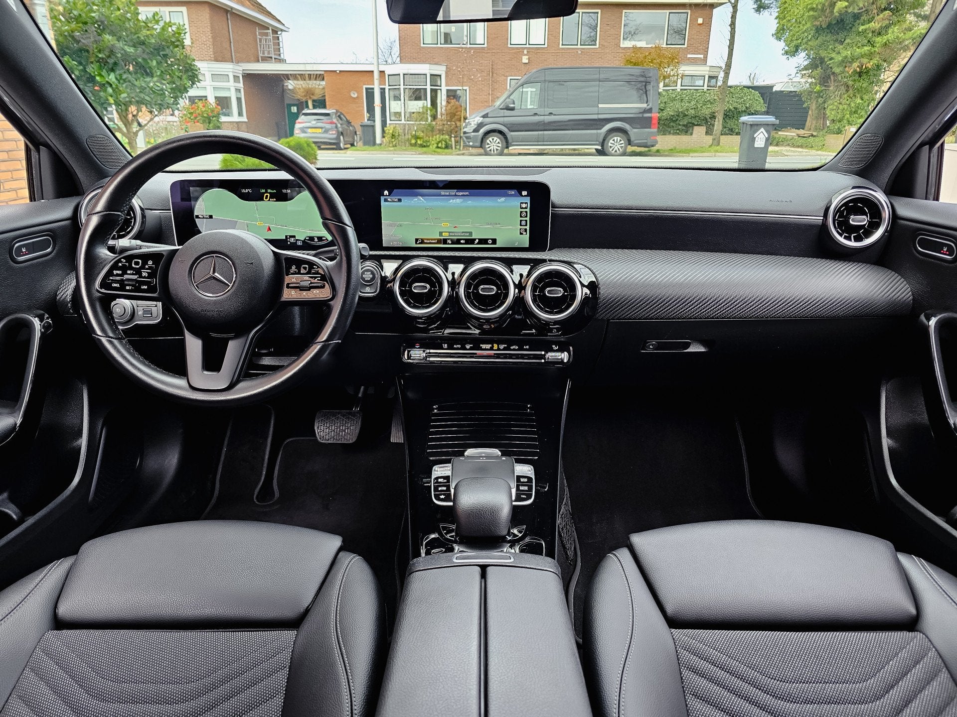 Mercedes-Benz A-Klasse 180D AUT AMG-LINE SPORTLEDER NAVI CAM, Auto's, 1345 kg, Gebruikt, 4 cilinders, Origineel Nederlands