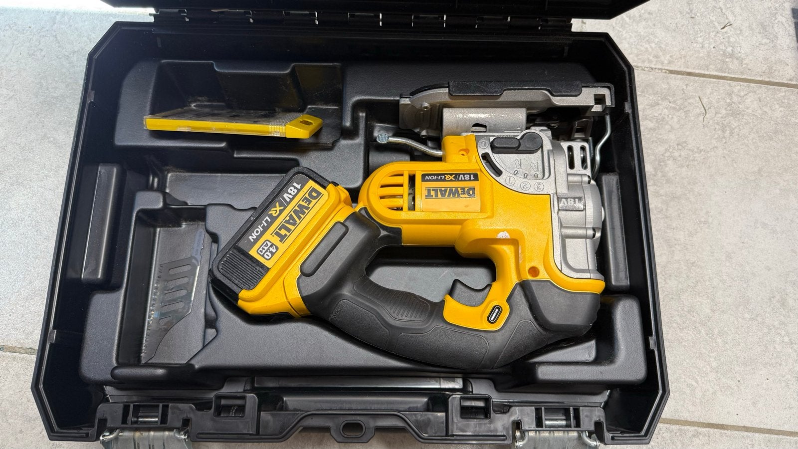 DeWalt DCS331 18V XR Li-Ion Decoupeerzaag met Accu en Koffer, Gebruikt, Ophalen of Verzenden, Minder dan 600 watt, Decoupeerzaag