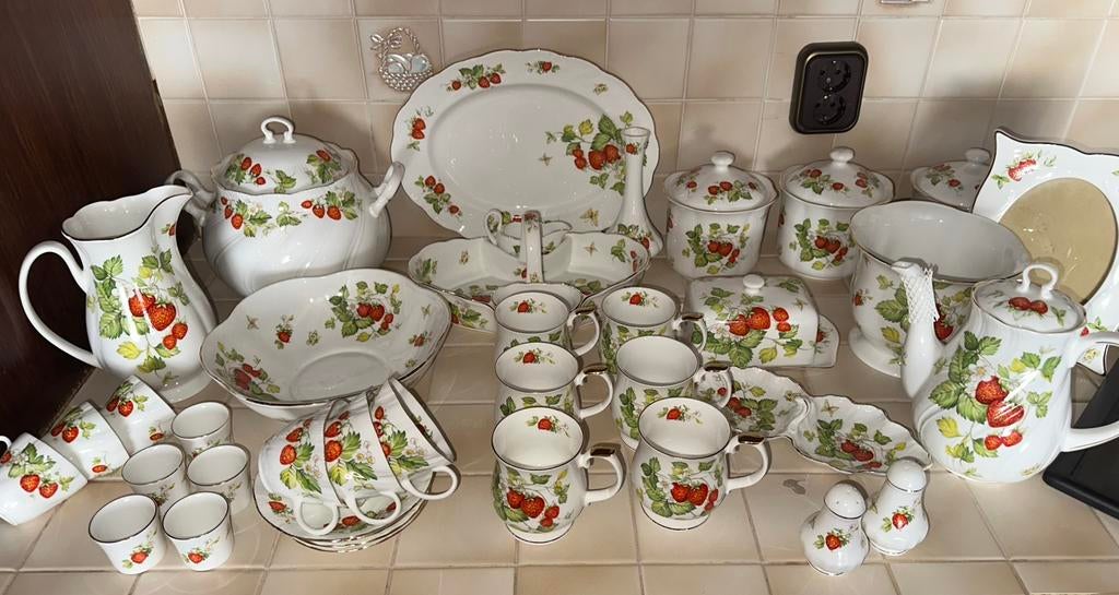 Queens Crownford Virginia Strawberry Fine servies, Ophalen of Verzenden, Zo goed als nieuw