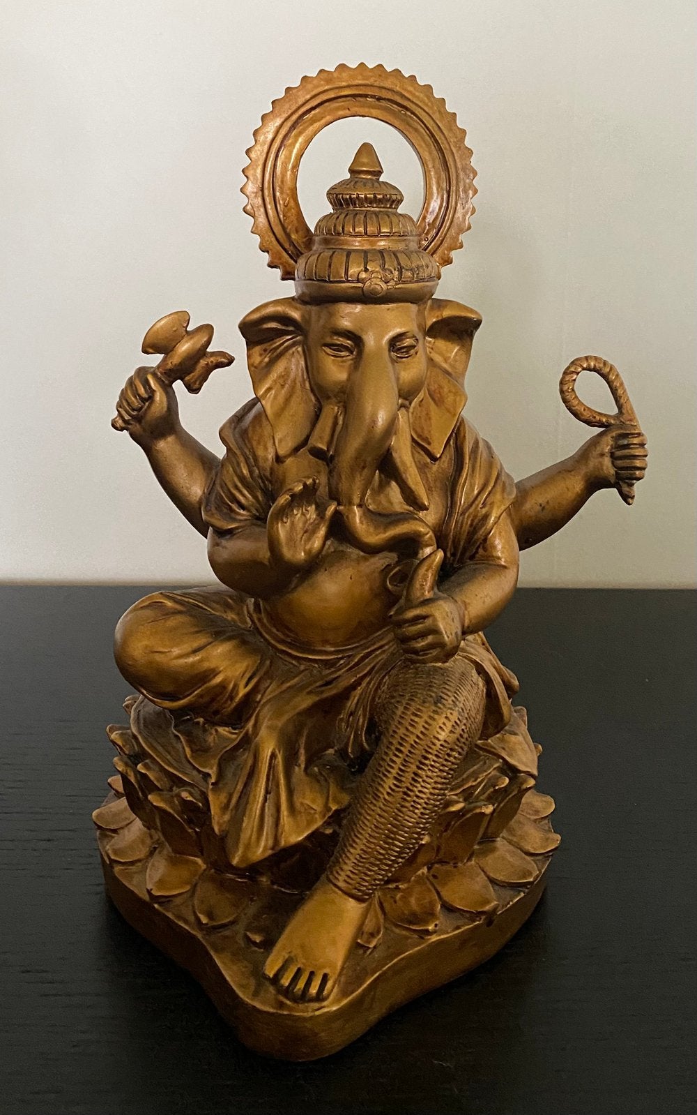 Mooie goudkleurige Ganesha zittend op lotus, Ophalen of Verzenden, Gebruikt