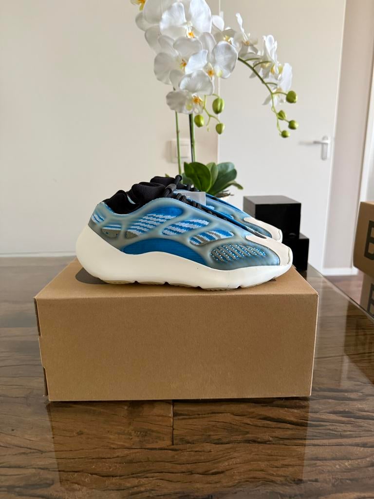 Adidas Yeezy 700 V3 Arzareth 37 1/3, Ophalen of Verzenden, Nieuw, Sneakers of Gympen