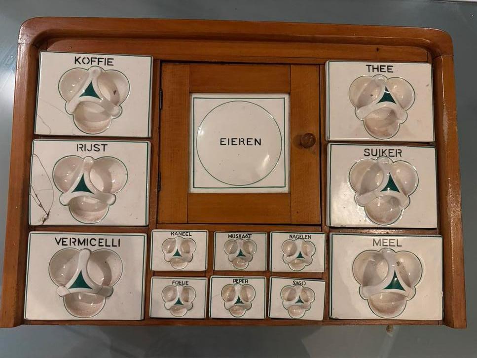 Antiek kruidenkastje met porseleinen lades (inbouw), Ophalen