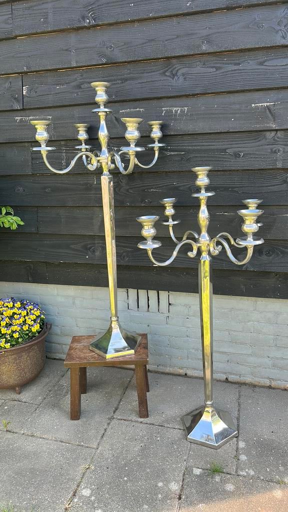 2 zilverkleurige kandelaars, elk met vijf armen voor kaarsen, Huis en Inrichting, Woonaccessoires | Kandelaars en Kaarsen, Ophalen
