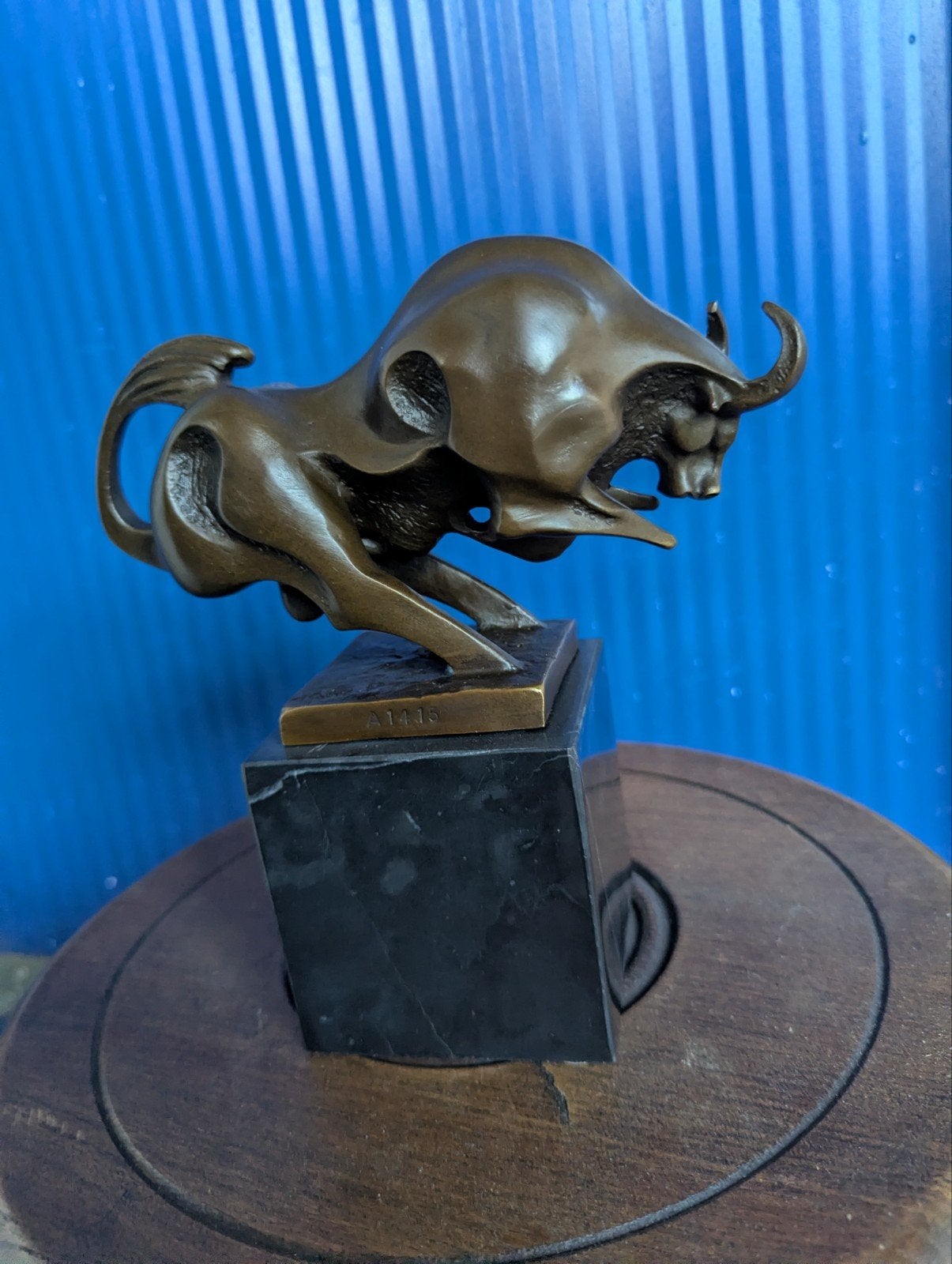 Bronzen stier sculptuur op marmeren sokkel, gesigneerd Milo, Ophalen of Verzenden