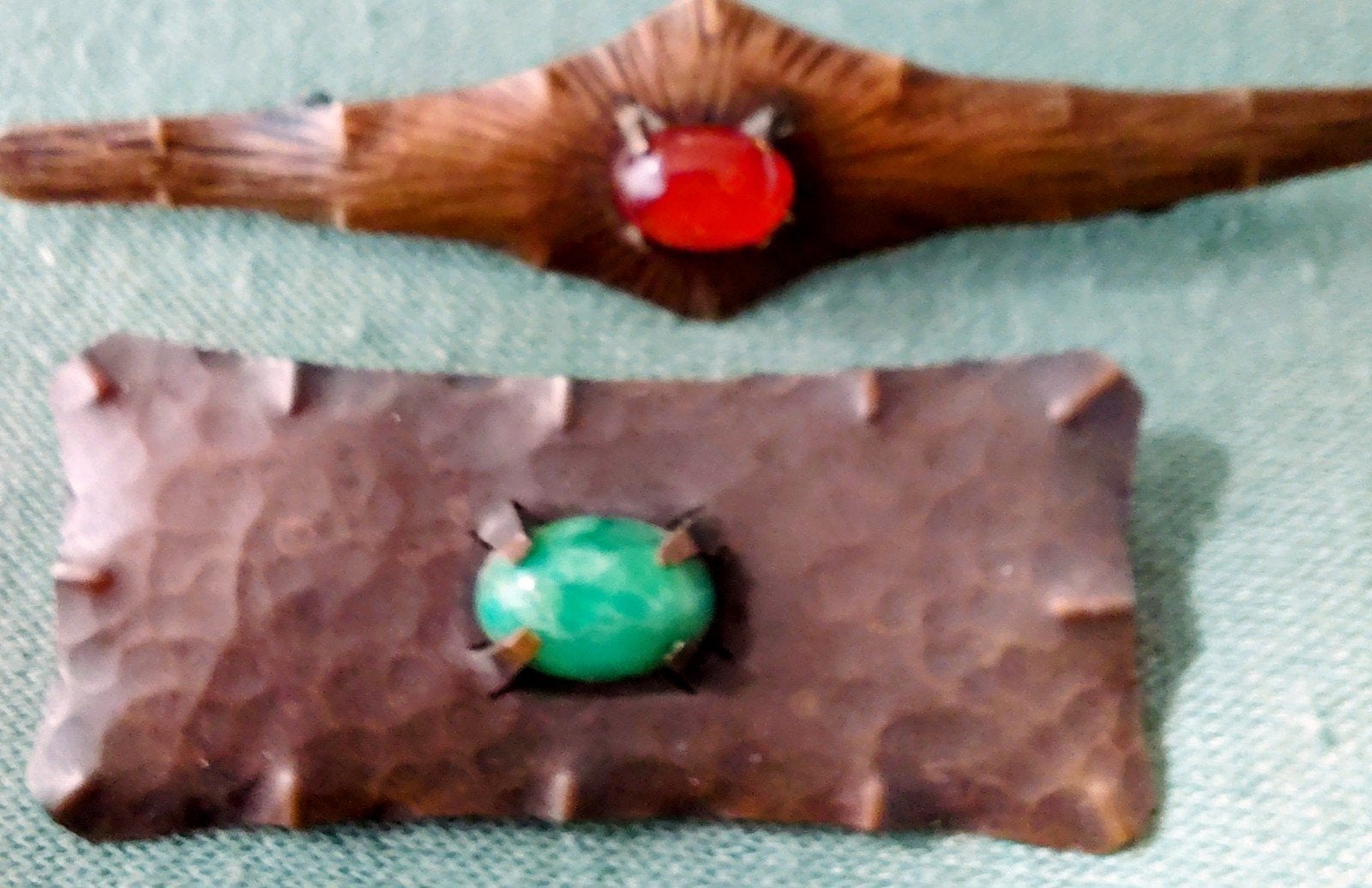 Twee originele Amsterdamse School koperen broches, Sieraden, Tassen en Uiterlijk, Broches, 4 tot 7 cm, Bruin, Verzenden, Met edelsteen