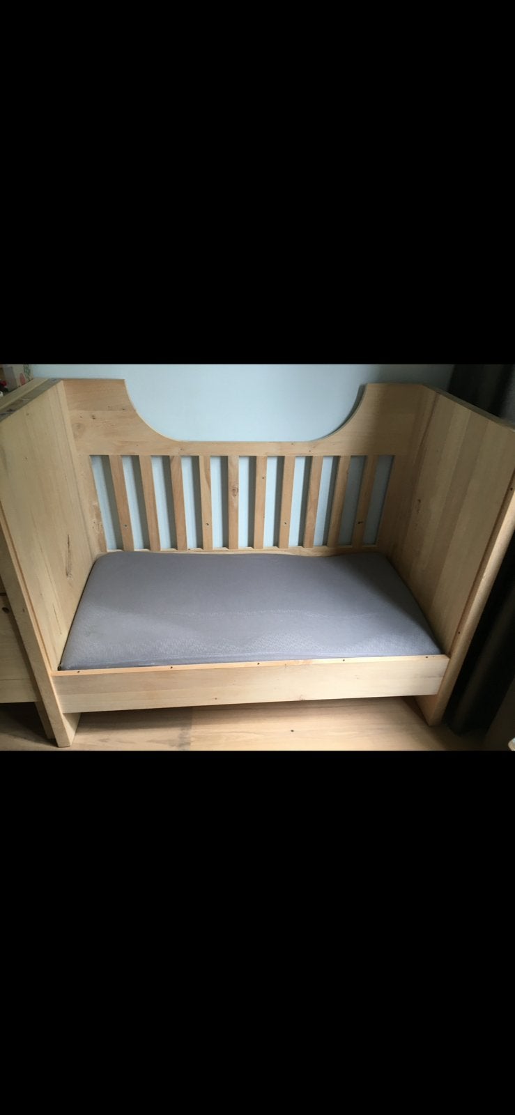 Licht houten babybed van het merk Theophile & Patachou, Ophalen, Zo goed als nieuw, Jongetje of Meisje