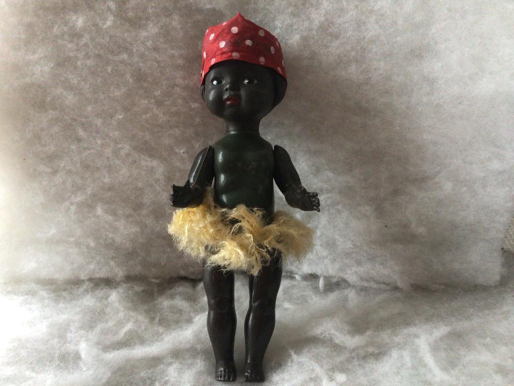Oud zwart popje. Jaren 70. Plastic, Verzamelen, Poppen, Ophalen of Verzenden, Zo goed als nieuw, Pop