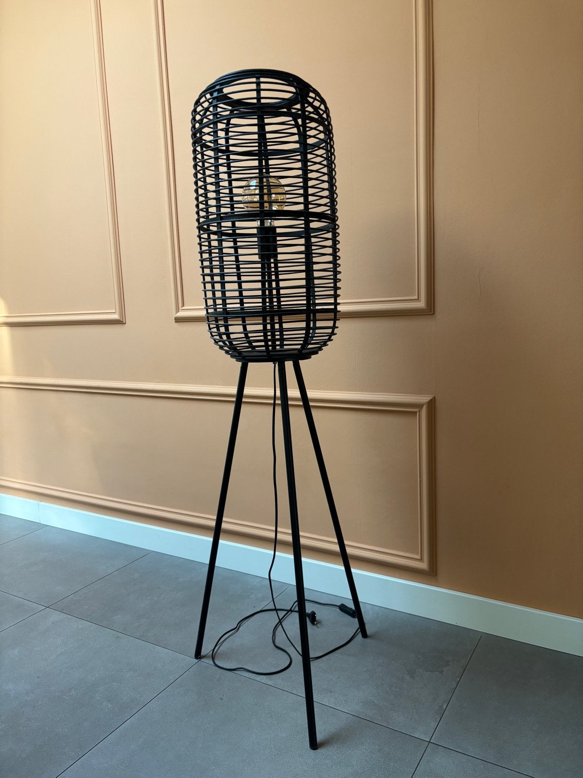 Zwarte rieten vloerlamp Kwantum met grote fitting, Ophalen of Verzenden, Zo goed als nieuw, Natuurlijk materiaal, E27 (groot)