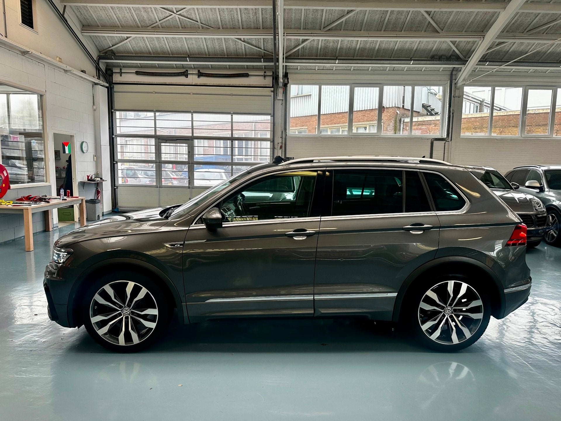 Volkswagen Tiguan R-Line 4-Motion Pano/360 Camera/Trekhaak, Automaat, Gebruikt, Euro 6, 4 cilinders