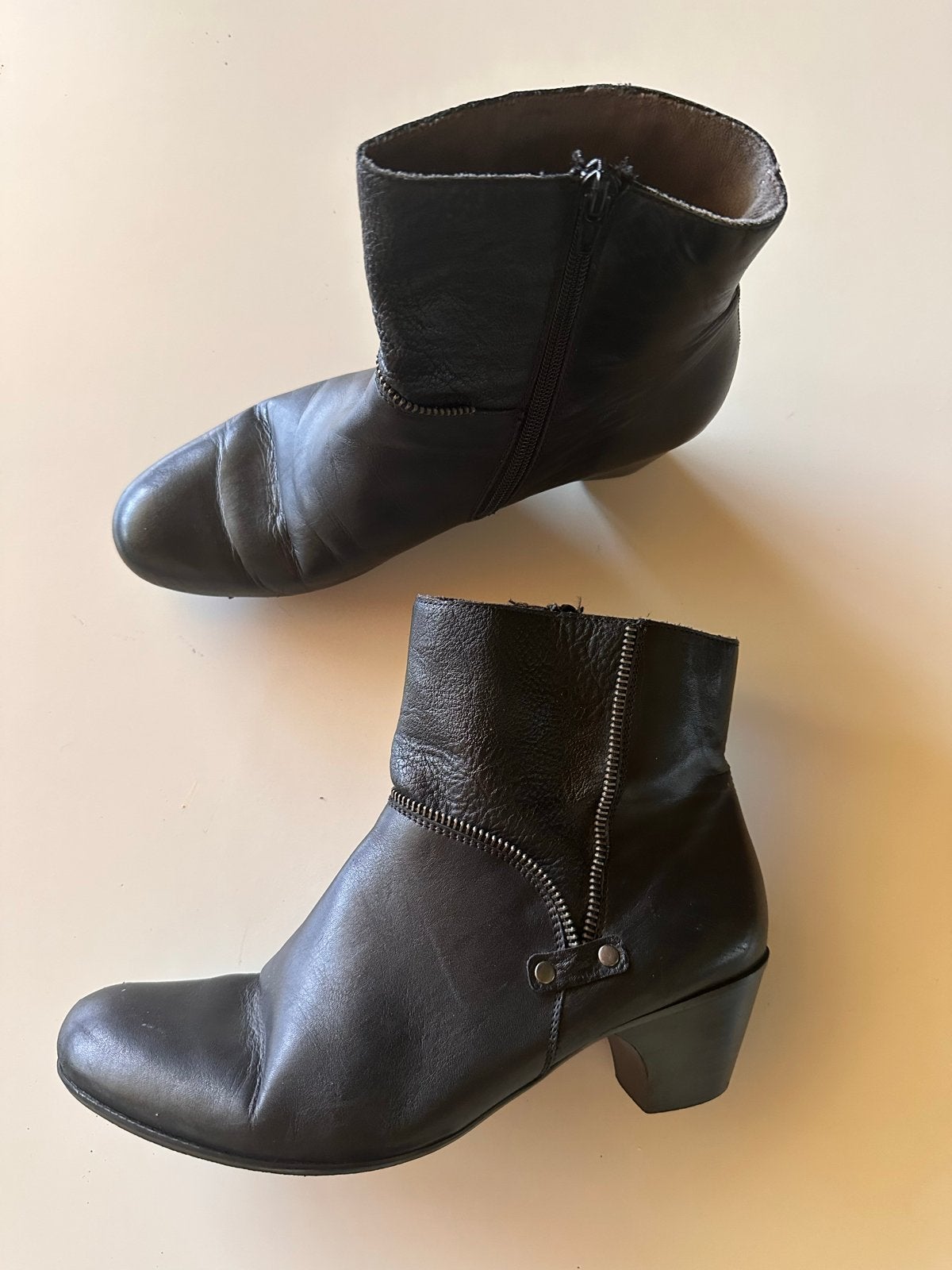 Zwarte Rieker enkellaarzen met ritsen maat 38, Kleding | Dames, Zwart, Lage of Enkellaarzen, Ophalen of Verzenden, Zo goed als nieuw