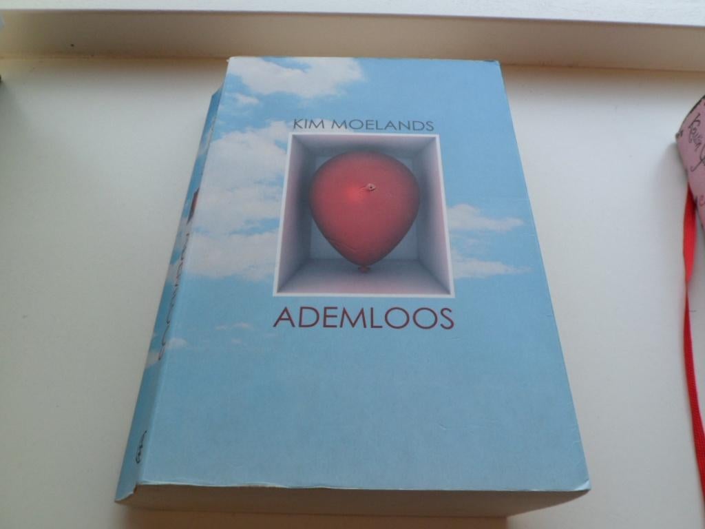 Ademloos - Kim Moelands, Boeken, Ophalen of Verzenden, Zo goed als nieuw