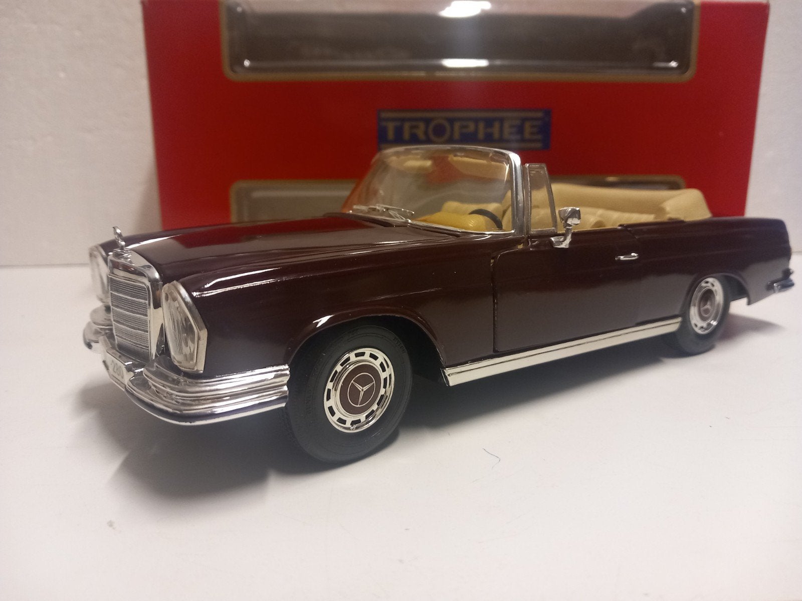 Mercedes Benz 280 SE cabriolet bordeaux 1966 Maisto 1:18 KRD, Ophalen of Verzenden, Zo goed als nieuw, Auto, Maisto