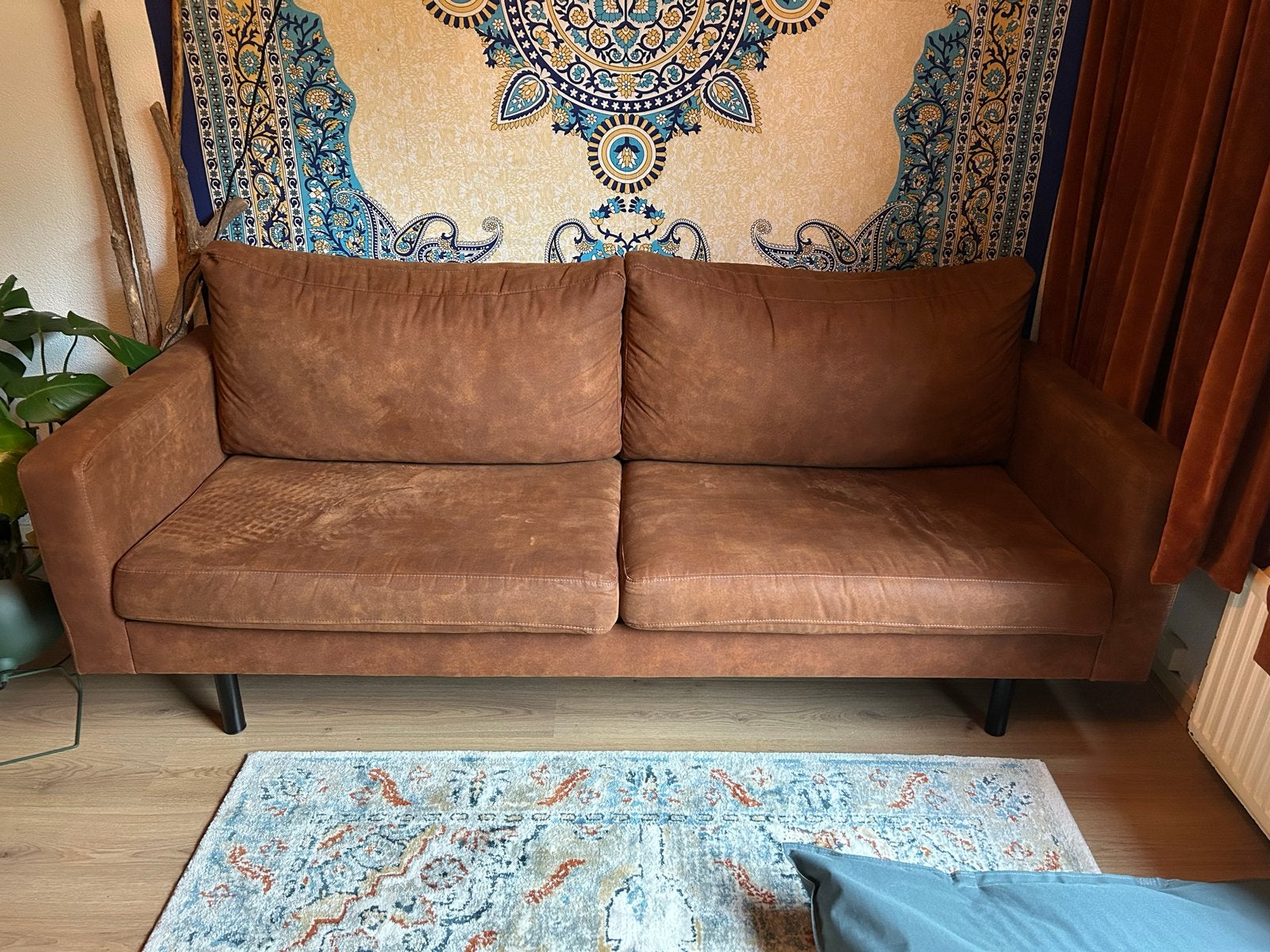 Bruine suède bank - Comfortabel en stijlvol, Gebruikt, Driepersoons, 75 tot 100 cm, Ophalen of Verzenden