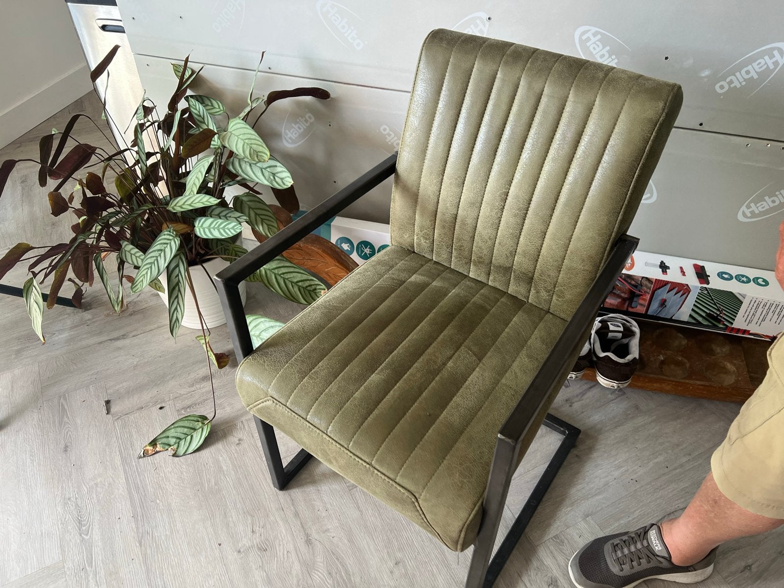 GRATIS Eetkamerbank en 2 stoelen - Groen suède & Zwart staal, Ophalen, Gebruikt, Minder dan 75 cm, Driepersoons