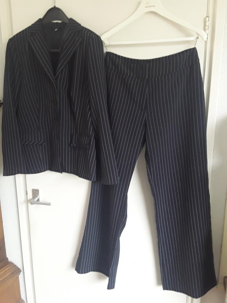 Dames kostuum jas maat 46  , broek maat 42 ., Ophalen of Verzenden, Zo goed als nieuw, Maat 42/44 (L)