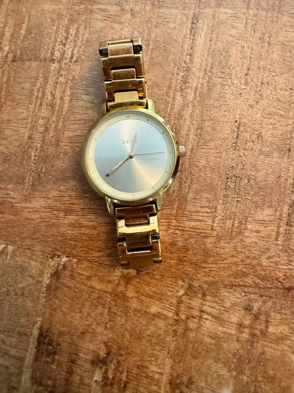 DKNY Gouden Horloge - Stijlvol en Tijdloos, Sieraden, Tassen en Uiterlijk, Horloges | Dames, Gebruikt, DKNY, Polshorloge, Ophalen of Verzenden