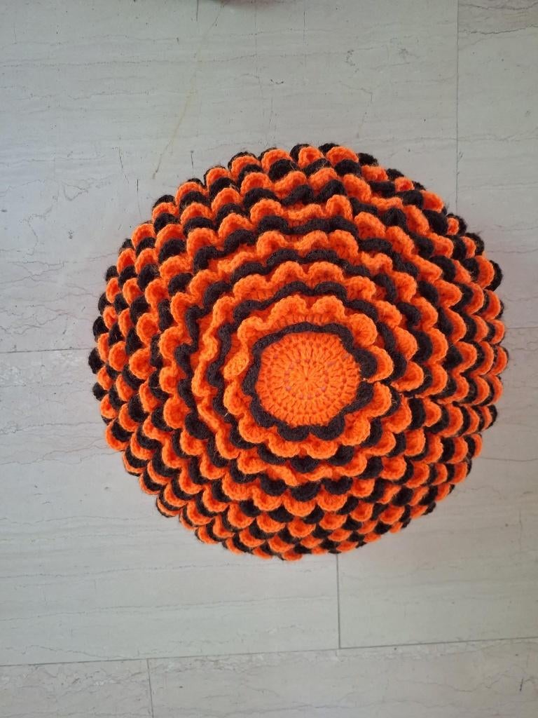 Rond gehaakt kussen in de retro kleuren, Huis en Inrichting, Woonaccessoires | Kussens, Ophalen of Verzenden, Vierkant