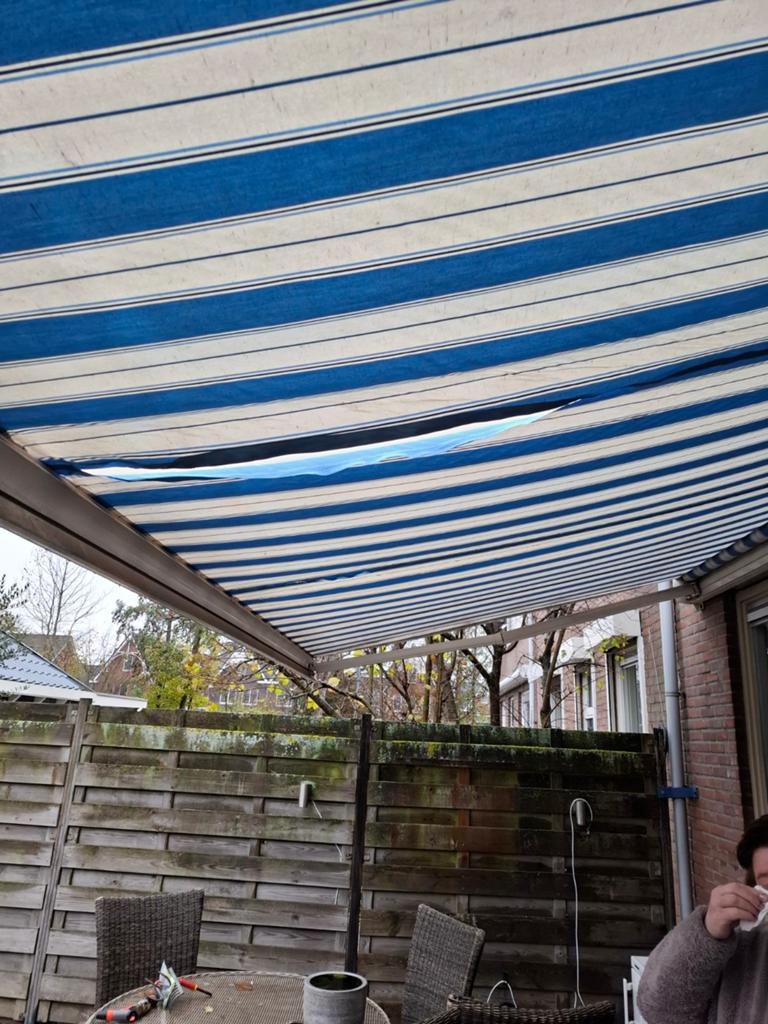 Knikarm zonnescherm + uitval  + gebruikte doeken en screen ., Tuin en Terras, Zonneschermen, Ophalen, Gebruikt, Elektrisch, 150 tot 300 cm