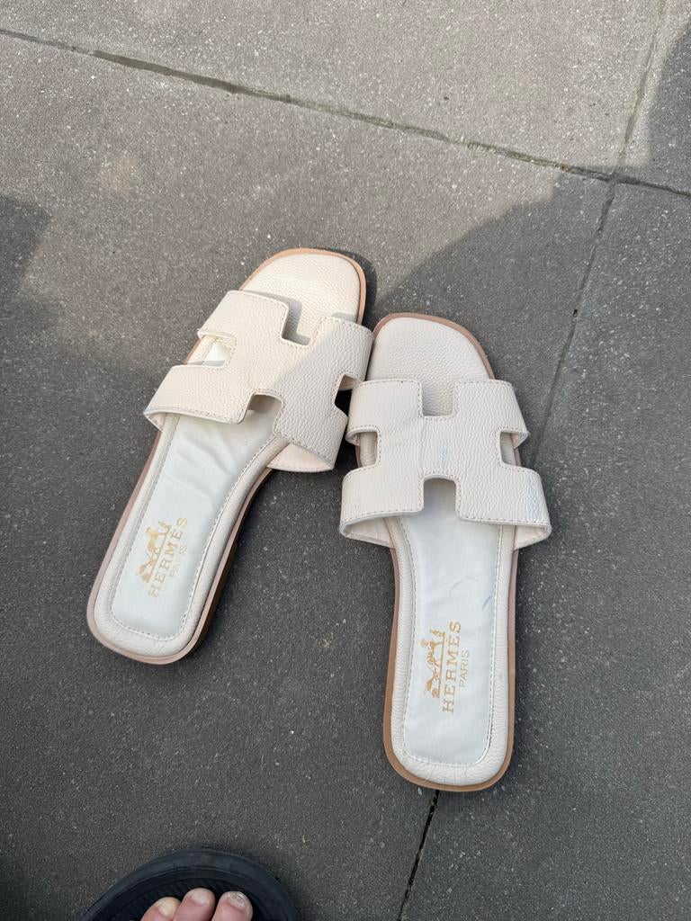 Hermes stijl slippers maat 39 met gebruikerssporen, Ophalen of Verzenden, Gedragen, Wit, Slippers