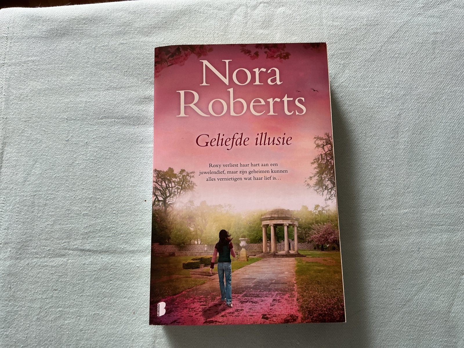 Nora Roberts - Geliefde illusie, Ophalen of Verzenden, Zo goed als nieuw, Nederland