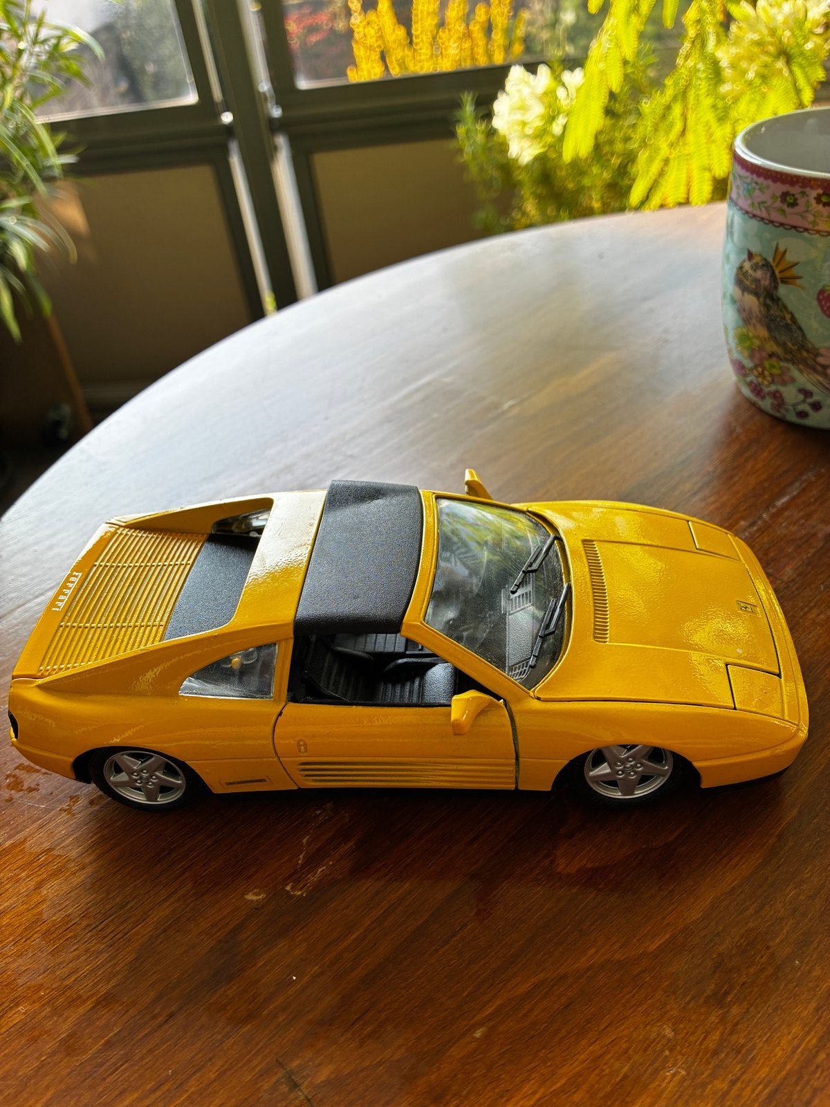 Gele Ferrari 348 TS schaalmodel met zwart dak, Ophalen of Verzenden, Gebruikt, Overige typen