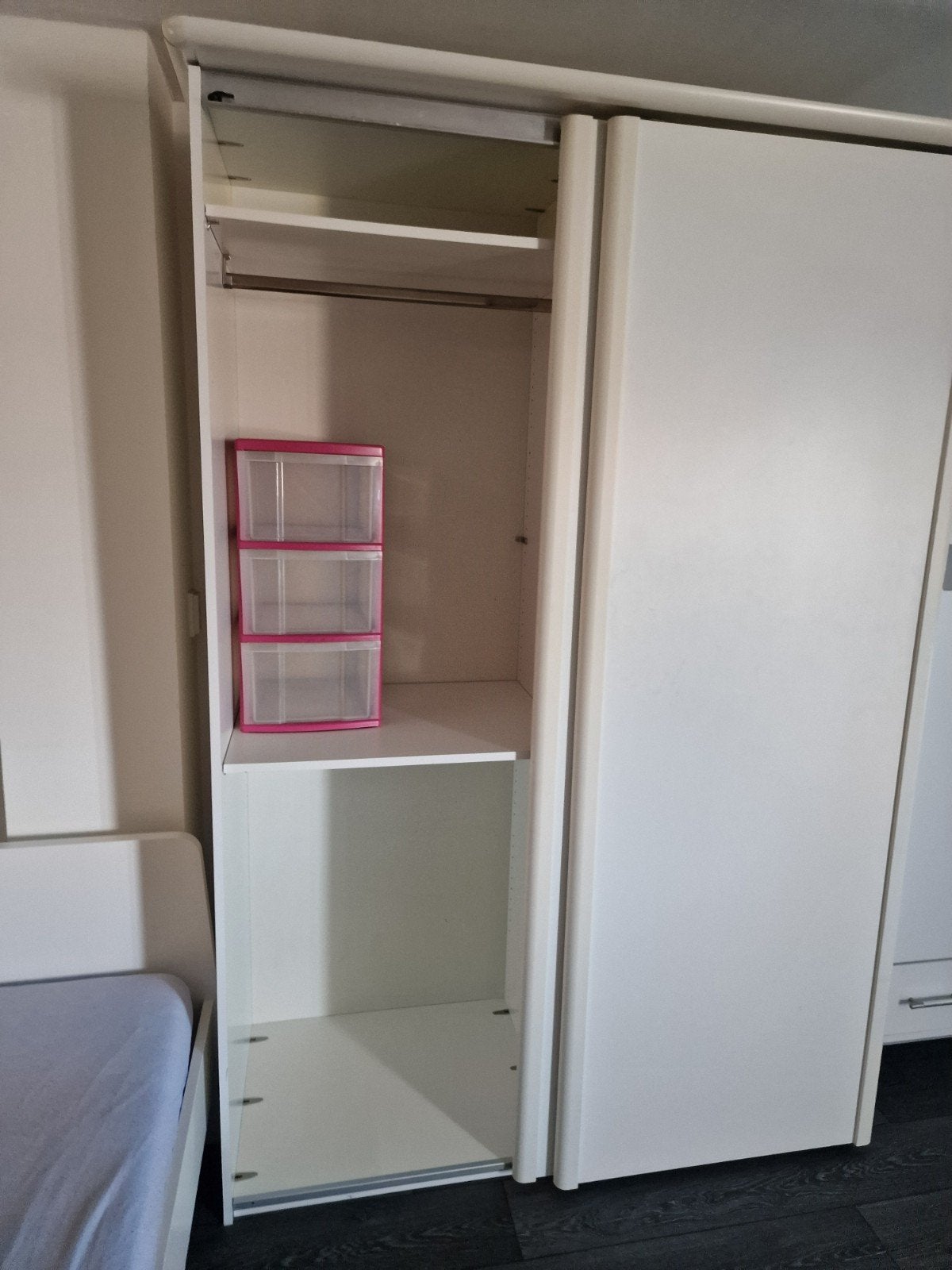 Witte kledingkast met schuifdeuren en planken, Gebruikt, 100 tot 150 cm, 200 cm of meer, Met plank(en)