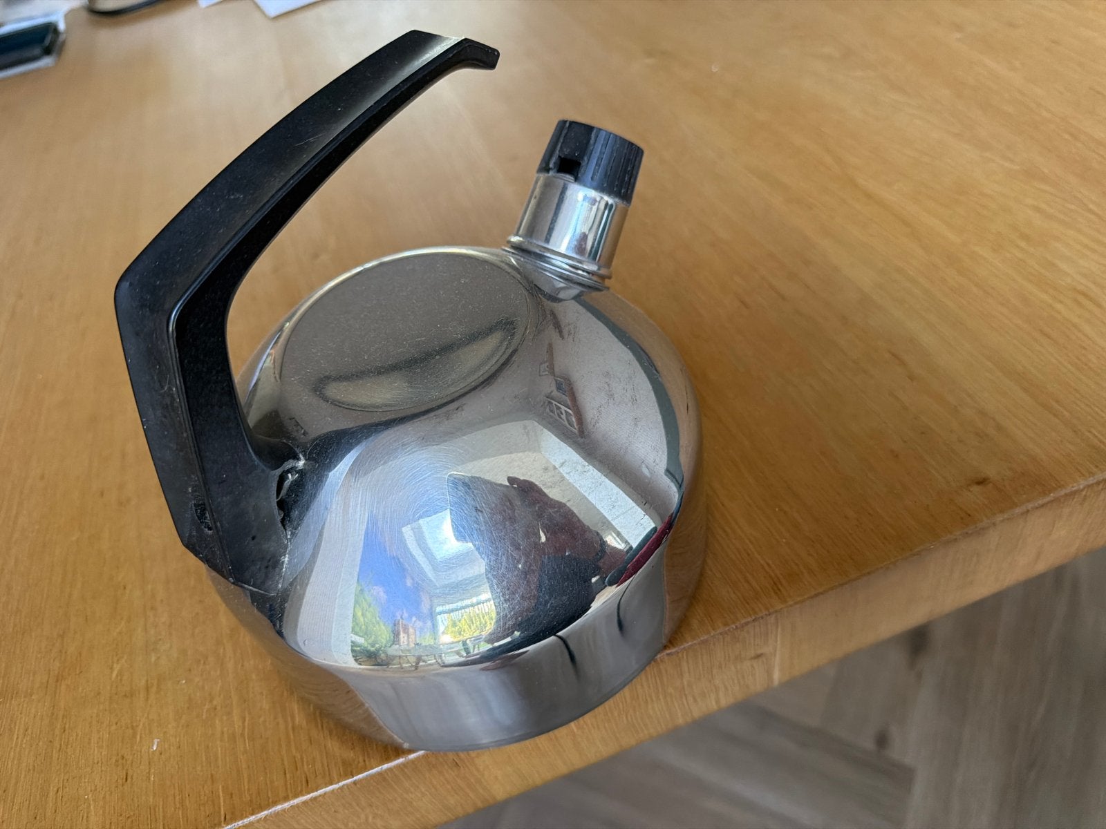 Roestvrijstalen vintage fluitketel met zwarte handgreep, Theepot/fluitketel, Gebruikt, Zilver, Ophalen of Verzenden