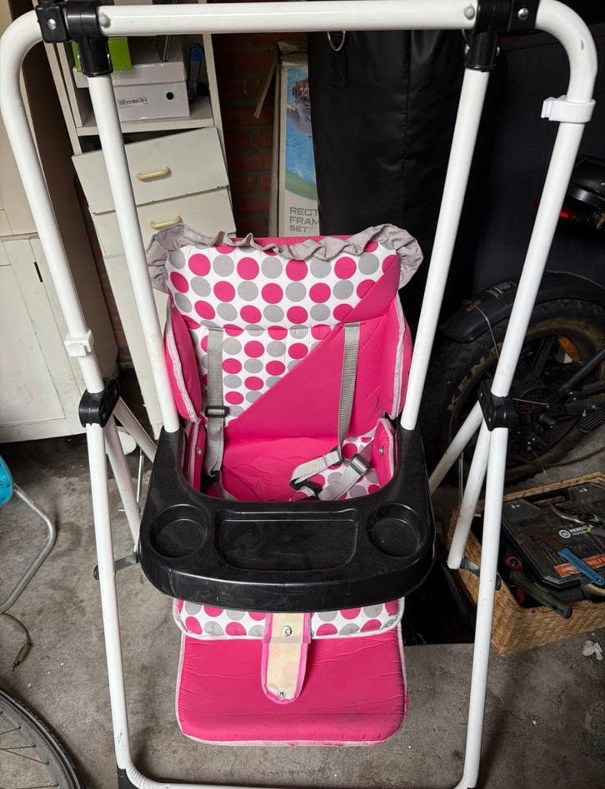 Roze kinderstoel met stalen frame en gordels, Ophalen of Verzenden, Gebruikt, Overige typen, Afneembaar eetblad