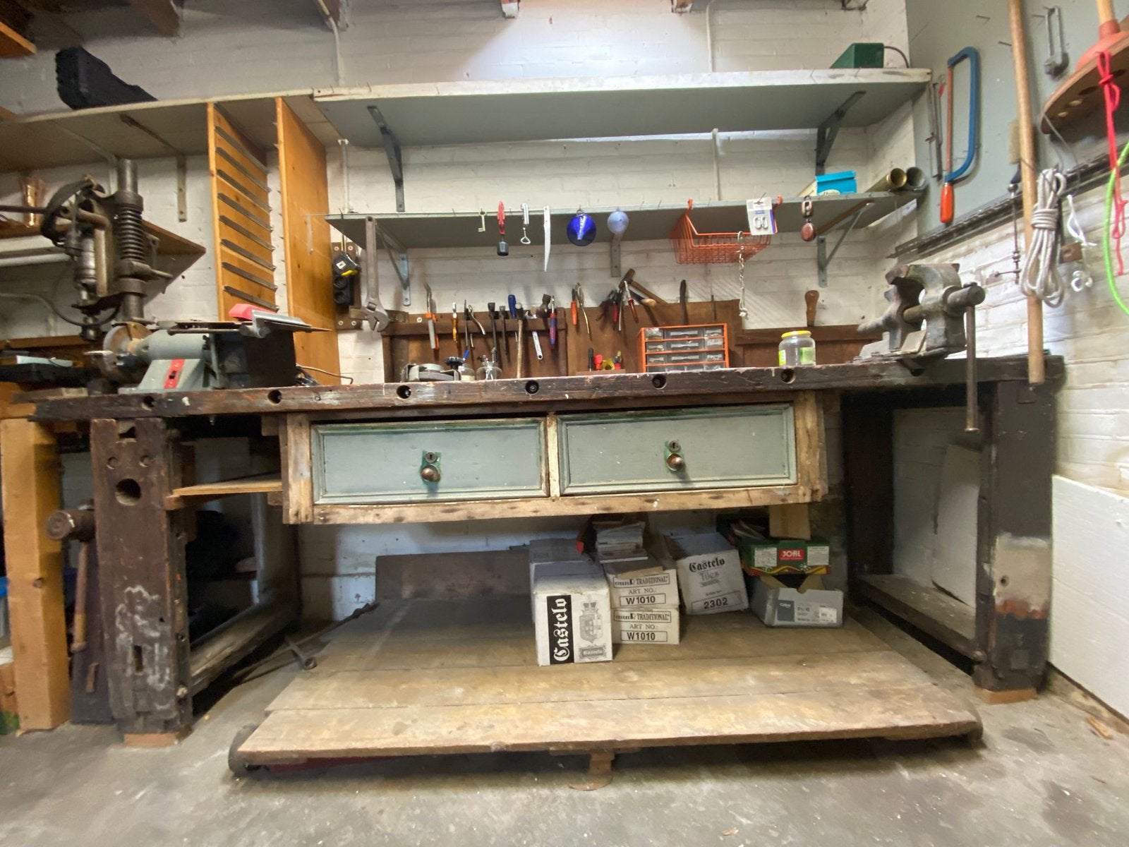 Massieve vintage werkbank met grote bankschroef+slijpmachine, Doe-het-zelf en Verbouw, Werkbanken, Ophalen, Gebruikt, Bankschroef