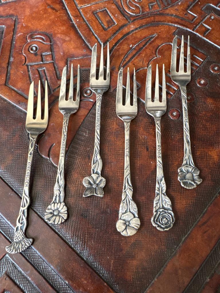 Set van 6 verzilverde gebaksvorkjes met bloemmotief, Antiek en Kunst, Ophalen of Verzenden