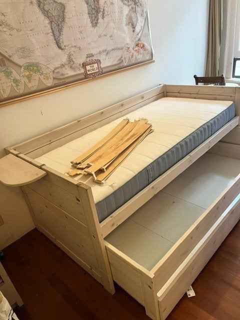 Houten bed met uitschuifbaar logeerbed en matras, 85 tot 100 cm, Gebruikt, 180 cm of meer, Ophalen