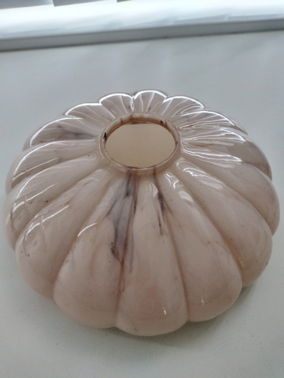 Vintage glazen lampenkapje gemarmerd en licht roze., Ophalen