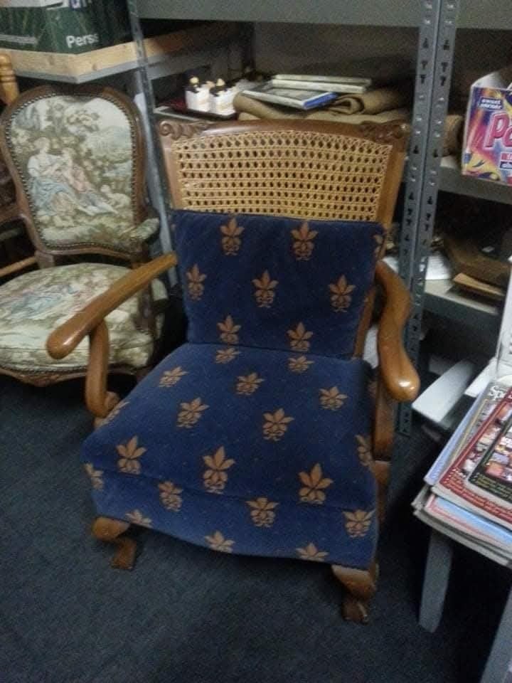 Klassieke fauteuile met webbing rug en los kussen, Antiek en Kunst, Antiek | Meubels | Stoelen en Banken, Ophalen