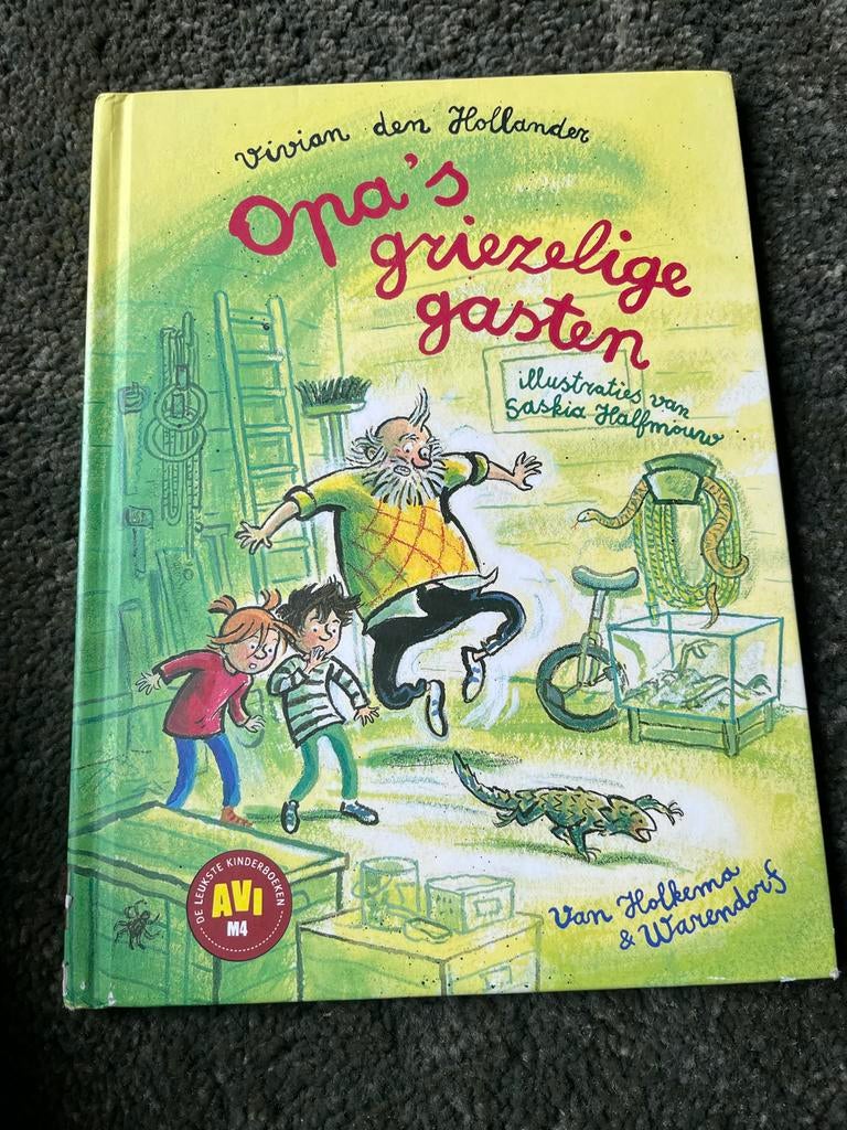Opa's Griezelige Gasten - Viviane den Hollander, Ophalen of Verzenden, Zo goed als nieuw, Fictie algemeen