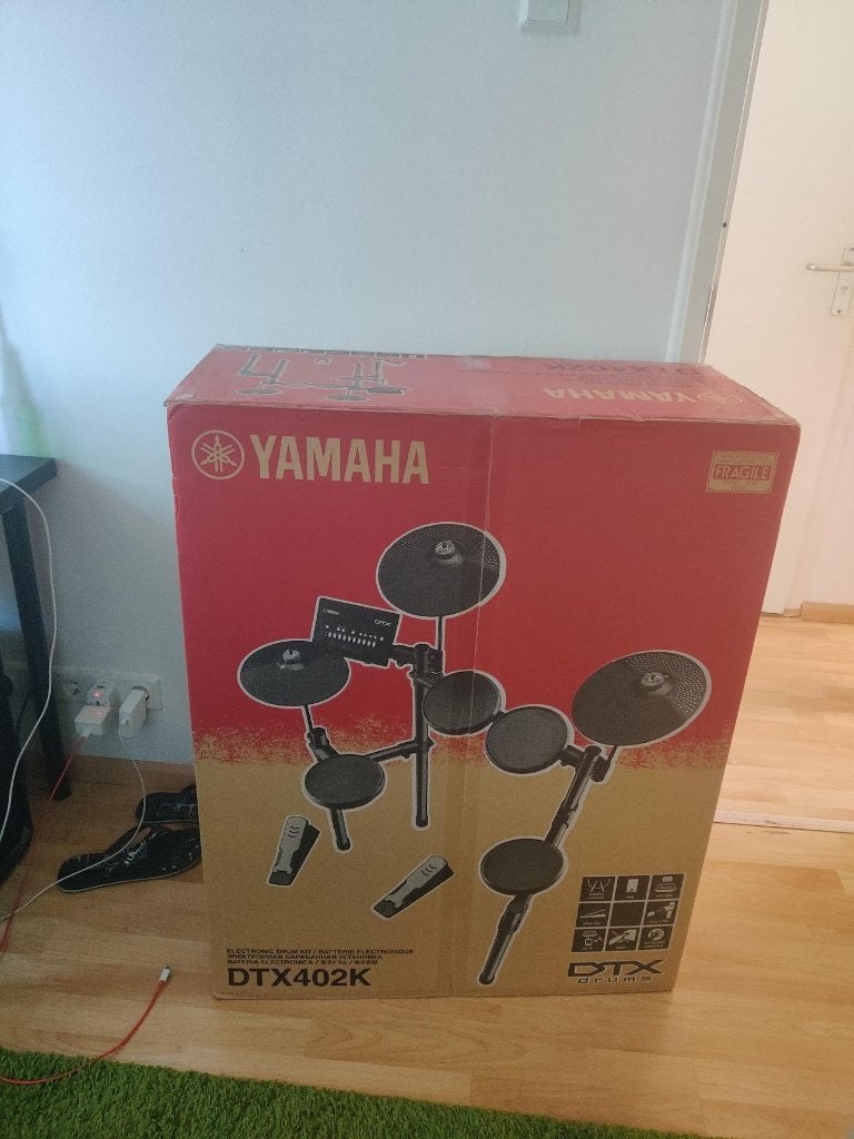 Foto 3 van Yamaha DTX402K Drum Kit + KP65 Kick Pad + Alesis Headphones