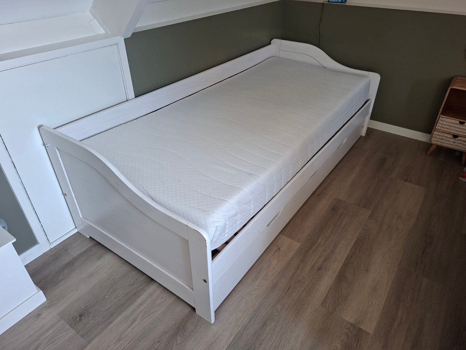 Wit uitschuifbaar bed 1 persoons met of zonder matrassen, Ophalen, 90 cm, Eenpersoons, Klassiek, functioneel