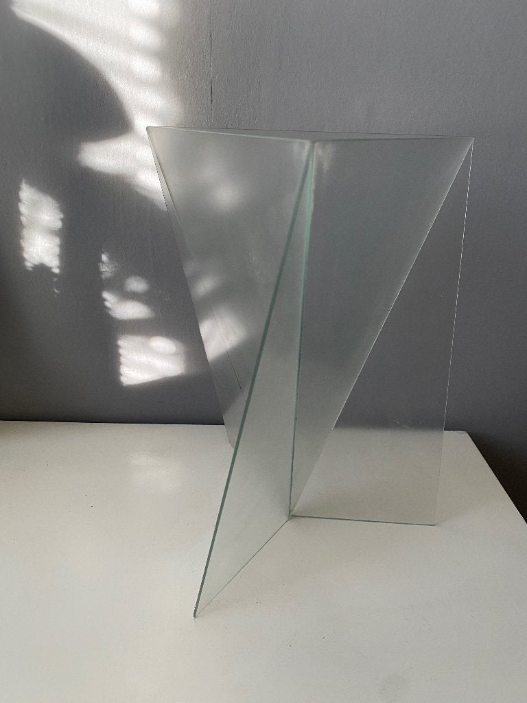 Mooie plexiglas Delta Vaas hoog 28,5 zijkanten 23 cm, Overige materialen, Overige kleuren, Ophalen of Verzenden, Zo goed als nieuw