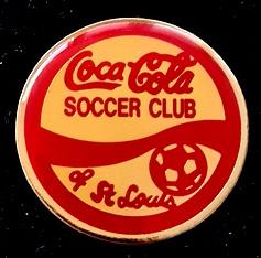 Coca- Cola Soccer club of st. Louis pin- maat: 26 mm., Verzamelen, Verzenden, Nieuw, Merk, Speldje of Pin
