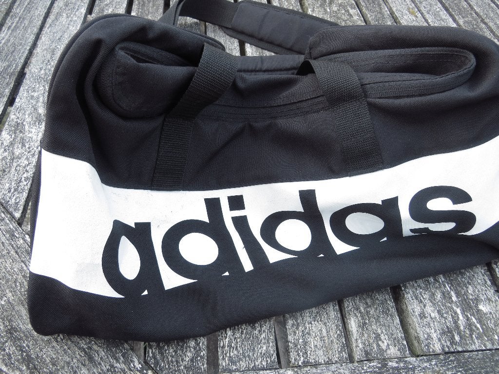 Adidas duffle  sporttas  met tekst peroni mt S , Ophalen of Verzenden, Gebruikt