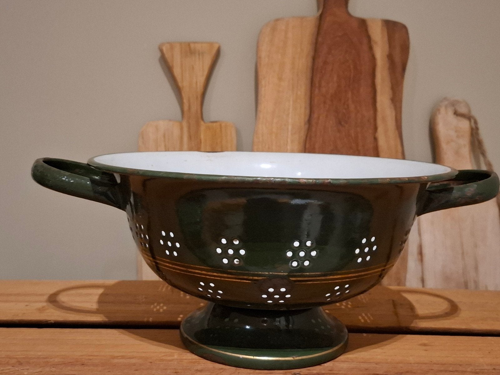 Vintage donkergroen emaille vergiet met gouden randje, Antiek en Kunst, Antiek | Emaille, Ophalen of Verzenden