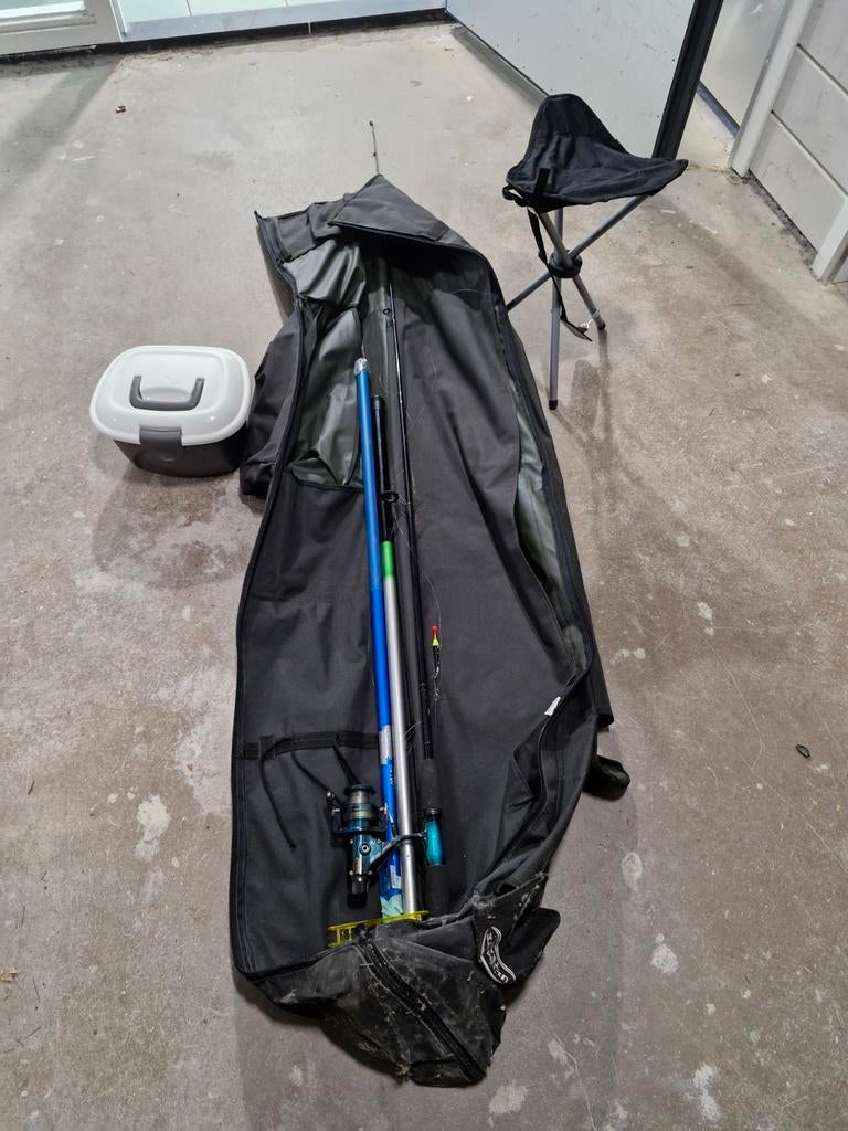 Tas met vishengels, krukje en viskoffertje, Watersport en Boten, Hengelsport | Witvissen, Ophalen, Vaste hengel
